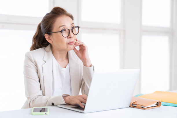 老年妇女使用笔记本电脑，思考，业务图片下载