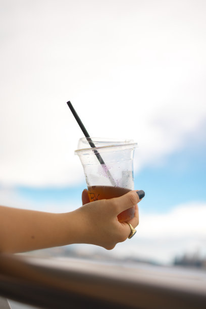 用可重复使用的塑料杯装外卖咖啡的时尚照片图片下载