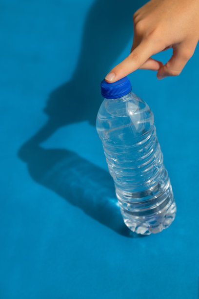 塑料水瓶与有趣的背景图片下载