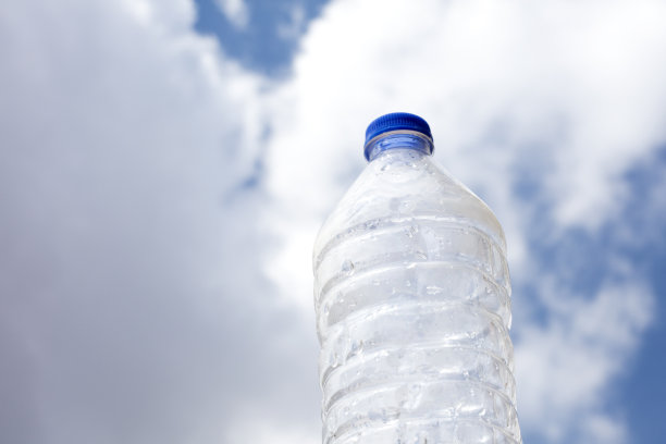 水瓶和多云的天空图片下载