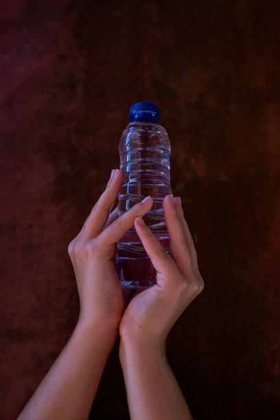 塑料水瓶与有趣的背景图片下载