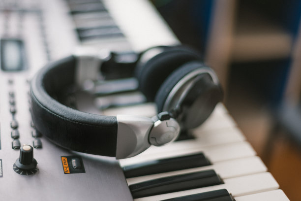 电子钢琴键盘上的耳机的高角度视图图片下载