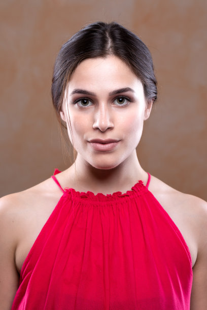 肖像的女人在红色的裙子看着相机图片下载