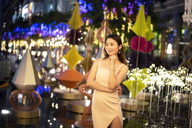 亚洲年轻女性庆祝新年、彩灯、圣诞节图片下载