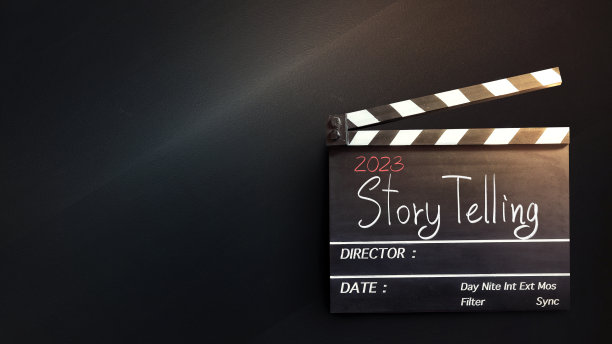 2023年的故事。为电影人在电影板或电影隔板上手写。讲述黑暗背景的概念。图片下载