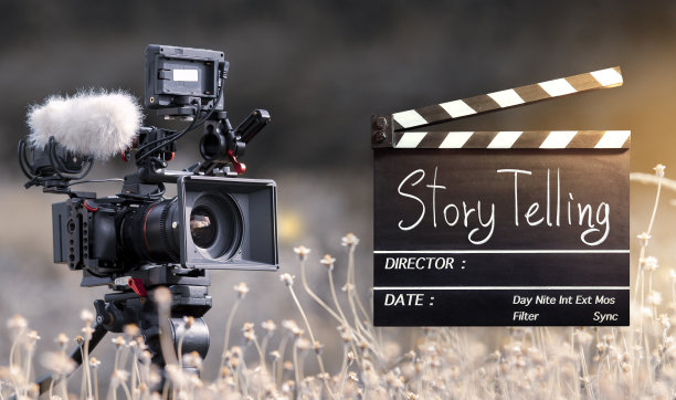 讲故事。在胶片板上写字，在户外背景下拍摄电影的相机图片下载