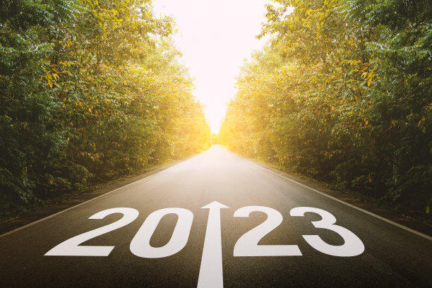 2023年的新年或者简单的概念。2023号文字写在马路上，在沥青马路的中间。图片下载