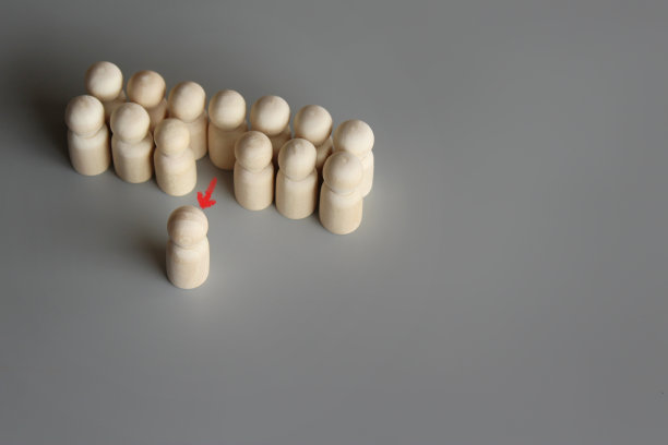 选择聚焦图像的一个木制娃娃离开组图片下载