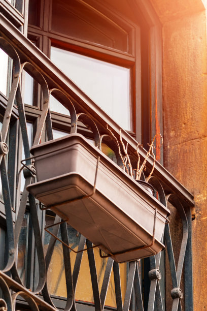 欧洲古镇历史建筑的老阳台图片下载