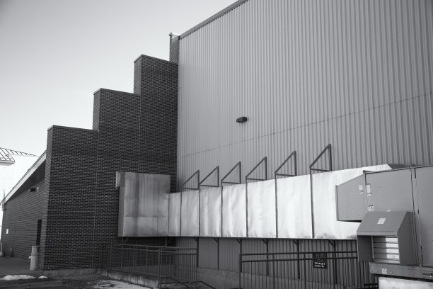 工厂大楼的灰度照片图片下载