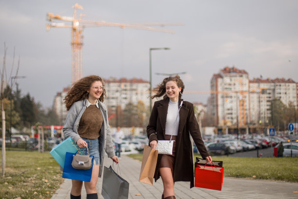 拎着购物袋的女孩图片下载