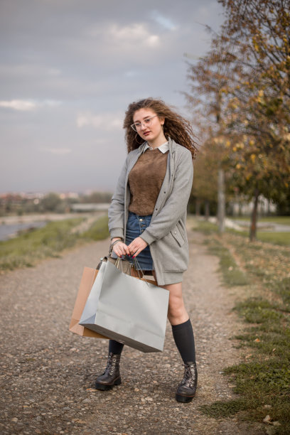 拎着购物袋的女孩图片下载