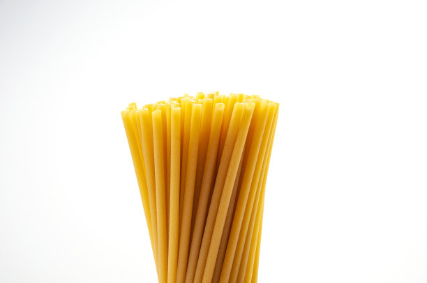 白色背景上一堆管子状的生意大利面。图片下载