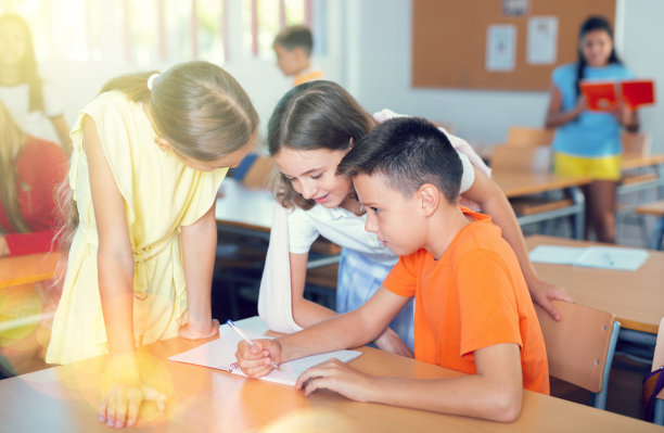 两个女学生帮助同学完成书面作业图片下载