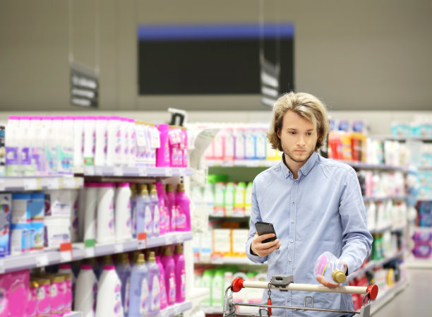 在超市购物。(洗衣粉、洗衣粉、洗发水、肥皂)图片下载