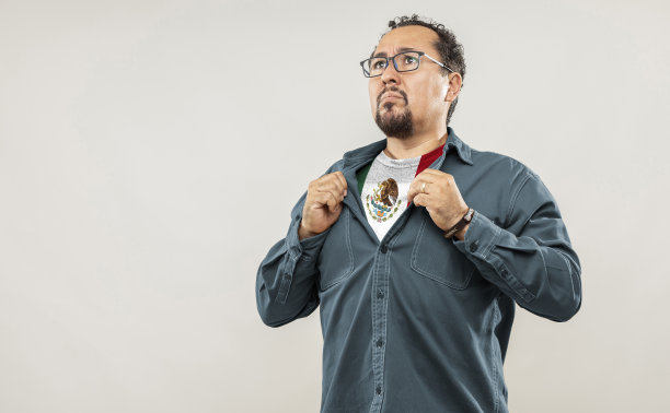 表情和人群年龄在40岁以上。图片下载