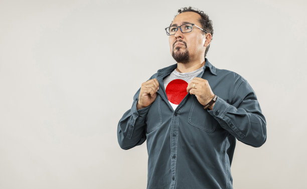 表情和人群年龄在40岁以上。图片下载