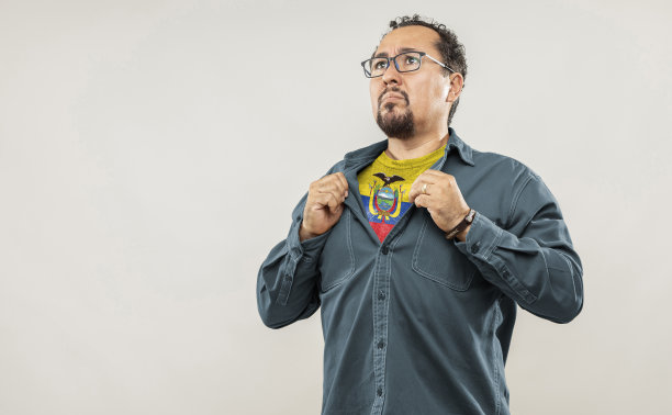 表情和人群年龄在40岁以上。图片下载