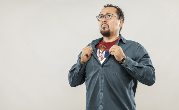 表情和人群年龄在40岁以上。图片下载