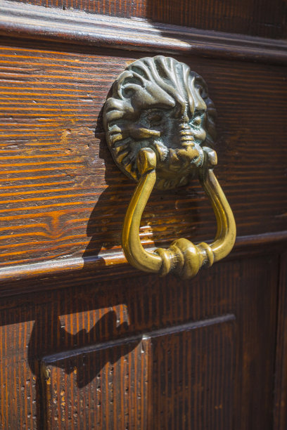 带金属门环的门图片下载