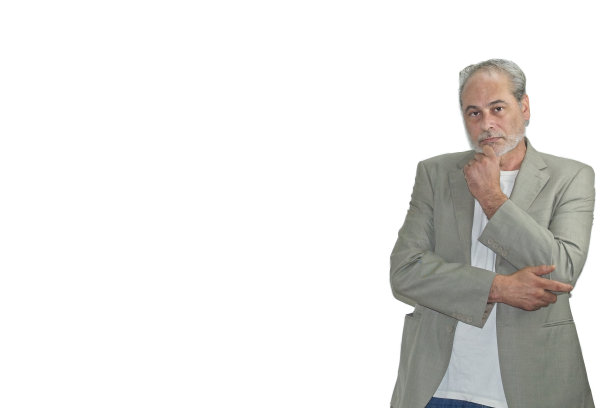 穿着西装、留着胡子的成熟男子看着白色背景的照相机图片下载