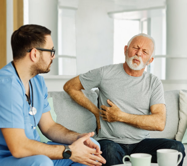 护士老年人背痛家庭护理病人疼痛退休护理助手老人护理人员医生健康头痛头图片下载