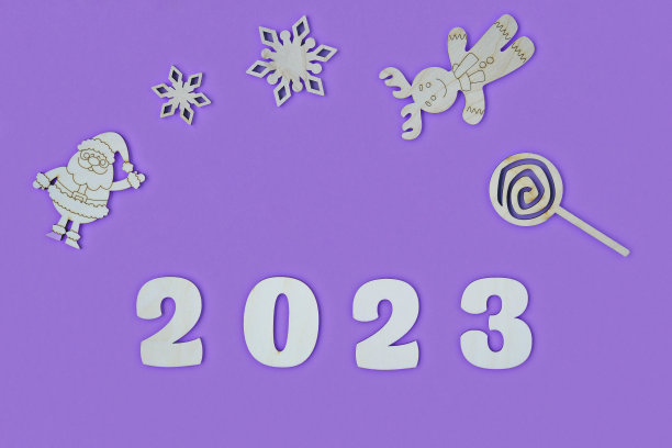 2023年新年快乐编号木对象在紫色背景和复制空间-新年庆祝和商业资源概念-营销资源设计模拟。图片下载
