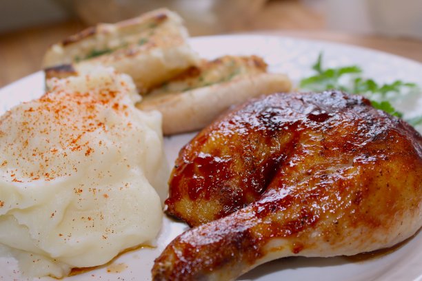 免版税的照片-最佳的食物和菜单背景的网站，美食博客，或营销应用-近距离烧烤鸡肉晚餐与两次烤土豆和大蒜吐司-厨师的美味腿和大腿烧烤特别是由我的服务员-餐图片下载