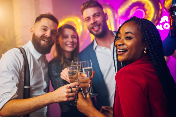 多种族的朋友庆祝新年，在午夜喝香槟图片下载