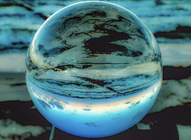 波罗的海海滩玻璃球里的海浪声图片下载