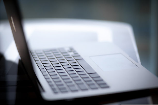 打开的笔记本电脑的键盘特写。图片下载