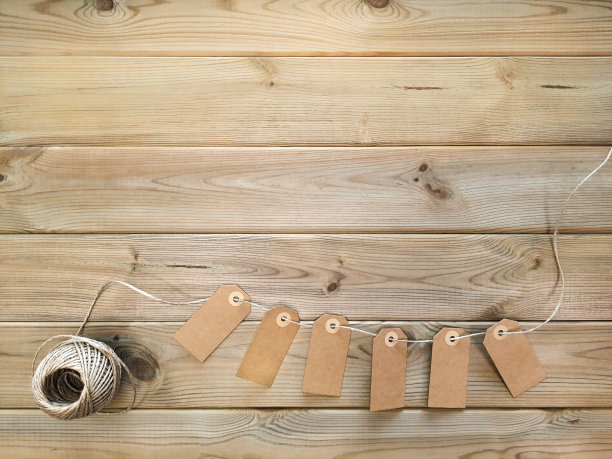 乡村风格的空白纸礼品标签。文本的复制空间。前视图。图片下载