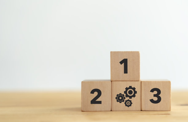 任务优先级和管理理念。优先次序:任何活动的优先次序设定工作优先级，安排工作清单。编号为第一、第二和第三的木块。图片下载