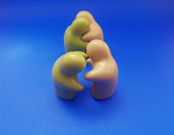 蓝色背景上的陶瓷室内装饰图片下载