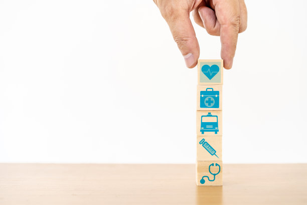 手工排列木块堆叠与医疗保健和健康保险管理理念的医疗图标图片下载