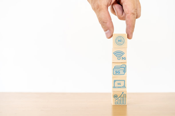 商人手持木块和图标，指向5G高速移动互联网，全球业务图片下载