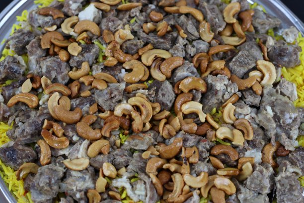 卡萨米饭配肉和腰果的特写照片图片下载