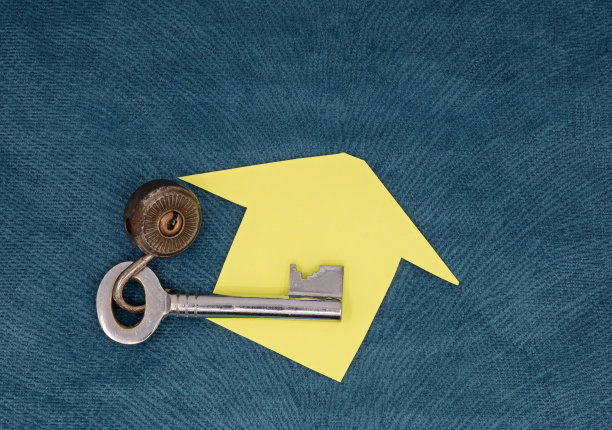 钥匙和锁用黄色的纸房子形状图片下载