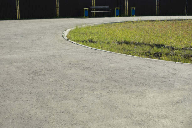 城市的路面。步行街。空的沥青。夏天的街道。图片下载