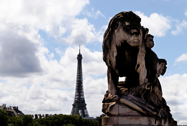 巴黎一座桥上的狮子雕像，背景是埃菲尔铁塔图片下载