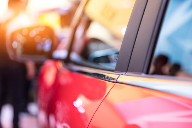 红色汽车侧面特写，选择性聚焦图片下载