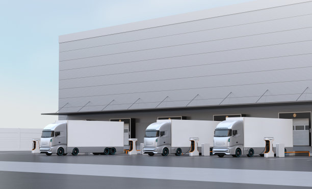 在物流中心充电的电动卡车图片下载