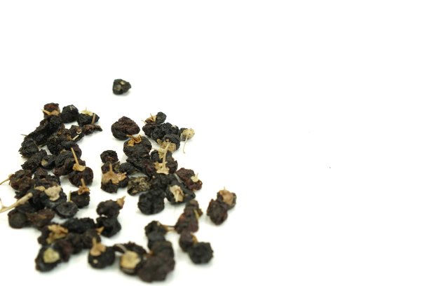 图片显示干燥的黑色枸杞种子用于热茶在白色背景，孤立。图片下载