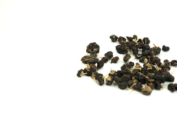 图片显示干燥的黑色枸杞种子用于热茶在白色背景，孤立。图片下载