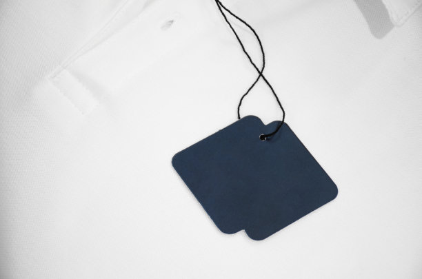 白衬衫上空白蓝色价签图片下载