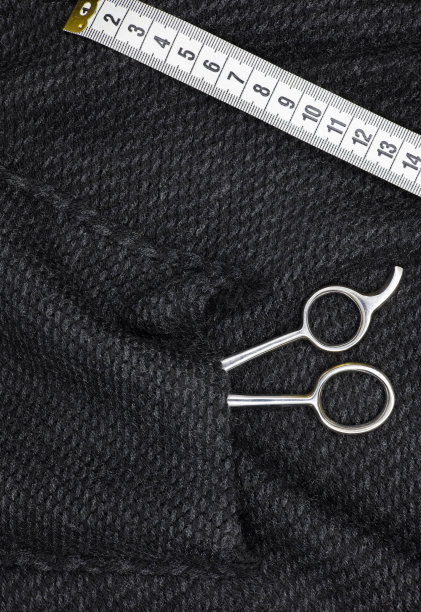 测量胶带和剪刀在羊毛织物背景图片下载