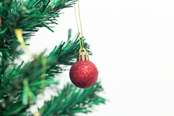 圣诞树上的红球。图片下载