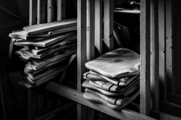 车间里的小木板的灰度照片图片下载