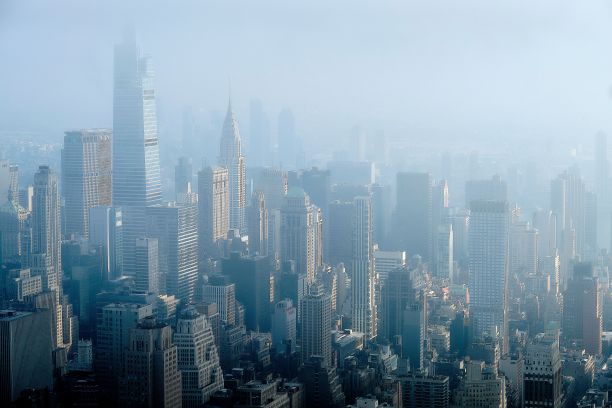 雾天，美国纽约曼哈顿摩天大楼的航拍图片下载