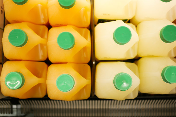 架子上有一瓶橙汁的塑料瓶图片下载